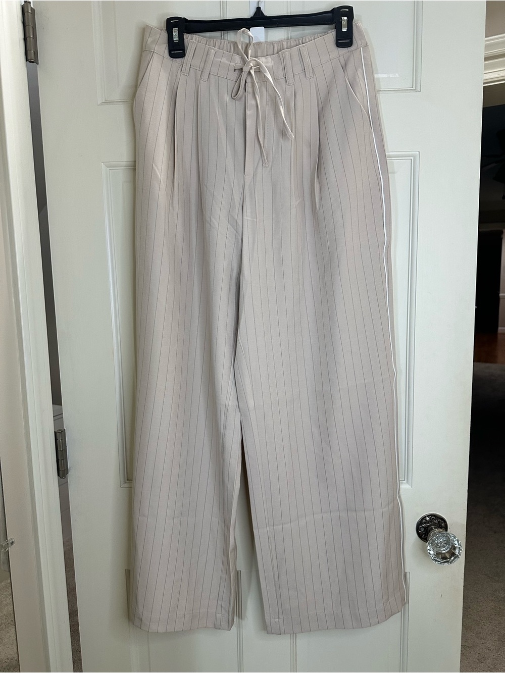 No Boundaries Cream Pinstripe Wide-Leg Drawstring Pants size small